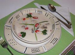 Supa ornata cu putina ceapa, ardei iute, patrunjel